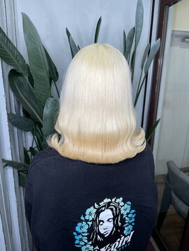 アン(Hair make un) 【抜きっぱなしブロンド】