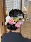 女性らしいダウンシニヨンスタイル