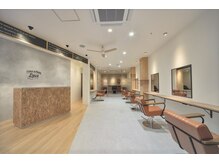 リゾート好きのお客様必見。待合いのソファもゆったり座れてセット面の鏡、椅子にもこだわりあり。