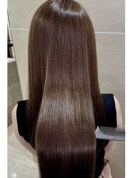 クララ オサエンドウリ(CLALA. Osaendori) 髪質改善トリートメントでツヤ感アップ