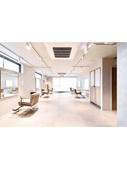 白を基調とした清潔感のある店内で、ゆったりとした時間を過ごしながら、贅沢な時間を♪