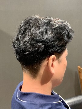 ビーダンディー(Bee dandy) ビジネスナチュラル ツーブロックショートくせ毛風メンズパーマ