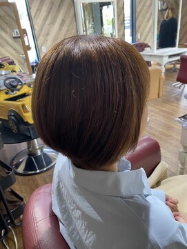 ルネッサンスヘアー ラファエロ(RAFFAELLO) 丸みボブ　エドルクオンカラーホワイトアッシュ　明るい白髪染め