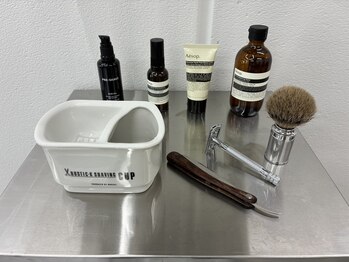 バーバーハマサキ(BARBER HAMASAKI)の写真/髪型だけでなくシェービングにもこだわりを。拘り抜いた技でひげ・眉を整え、清潔感溢れる表情へ。
