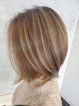 ハイライトで立体感、透明感のあるヘアスタイルに♪