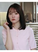大人のふんわり内巻きレイヤーミディアム×前髪あり×艶カラー