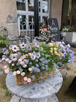 フィエルテ(fierte)の写真/旬のお花や色とりどりのリーフを飾ってます。