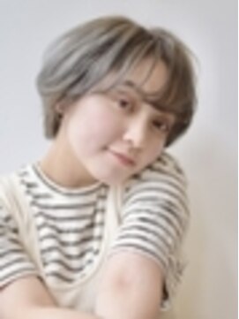 サークル(CIRCLE) マッシュショートカーキグレージュ大人かわいいフェザーバング