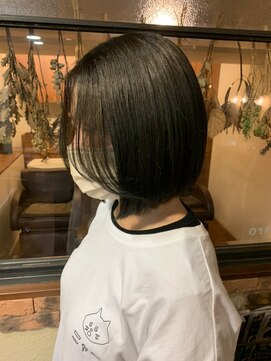 ポルト(porto produced by teatro hair salon) センターパートショートボブ