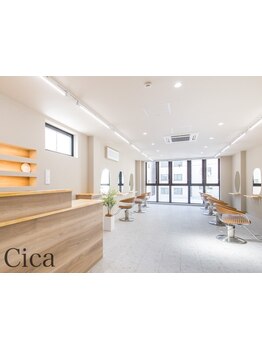 白を基調とした、清潔感のある店内♪シンプルかつ居心地の良い空間でリラックスしながら施術を受けられる◎