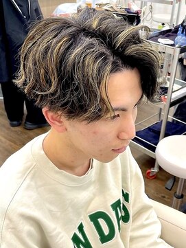 ヘアアンドビューティ ガーデン ベルモール店(HAIR AND BEAUTY GARDEN) 波巻きパーマセンターパートウルフカットメンズパーマハイライト