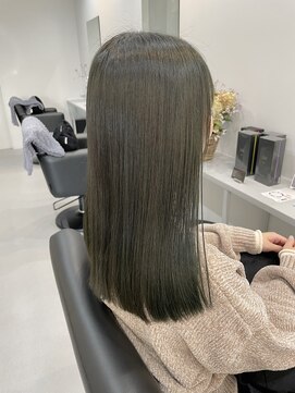 アテ(ate) オリーブベージュ艶感ストレート美肌透明感