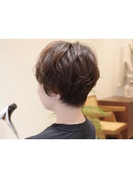 【顔タイプヘアデザインマイスター】の資格保持。ヘアスタイルでお悩みの方、完全おまかせもOKです。