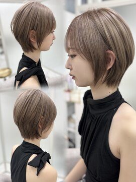 リズ(Lizz) ミルクティーベージュ×ショートヘア