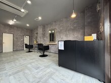 ノットヘアー(Knot hair)の雰囲気（広々とした店内でお寛ぎください◎）