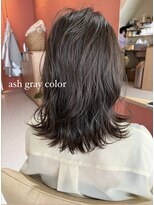ユニ(uni)&nbsp;アッシュグレー/レイヤーカット/外ハネ/２０代/３０代/４０代