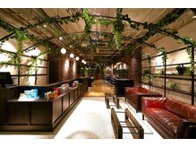 バーシャミ ヘアーアンドスパ(Baciami Hair&Spa)の雰囲気（広々とした店内でゆったりとくつろいで頂けます。【博多美容室】）