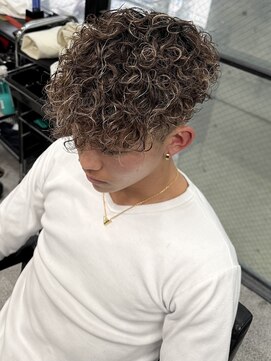 イーラ(era) スペインカール茶髪メッシュスパイラルパーマ平巻き