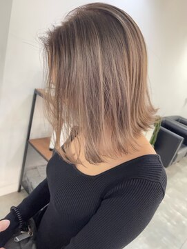 イリ 梅田(ili) ハイトーンカラーミルクティーベージュレイヤーカット