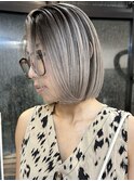 秋のトレンド外国人風バレイヤージュとシルバーグレージュのボブ