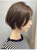横浜西口白髪染めショートヘアタッセルボブミルクティーベージュ