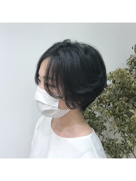 マウロア(MAULOA) “ショート　黒髪　フェザーバング　ウザバング  ”中西英美子