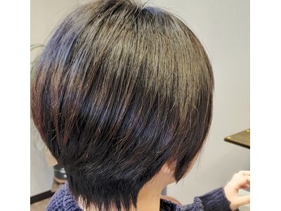 乾かすだけで自然に丸く収まるショートヘアーが人気♪ 