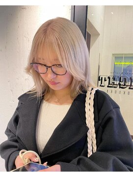 エイト 福岡天神店(EIGHT fukuoka) ホワイトベージュ