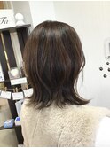 髪が柔らかく動く外ハネカットで丸みとくびれと束感を