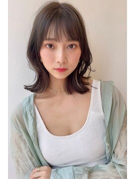 アイユー(ii+U) くびれミディアム　シースルーバング　外ハネ　顔周りカット