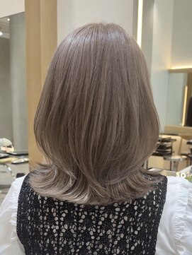 ソワネ 表参道(soigne) 表参道酸性ストレートミディアムレイヤーアッシュグレー40代