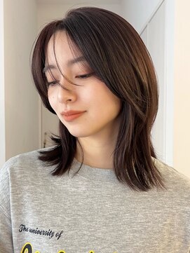 小顔カットミディアムレイヤー黒髪ワインレッド似合わせカット