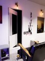 ヨルプラスディ(yoru+D)&nbsp;店内には地下へ続く隠し扉が。遊び心あふれる仕掛けをどうぞ。