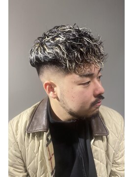 ドルクス 日本橋(Dorcus) 海外barber 外人風　フェードバーバースタイル　ブリーチ