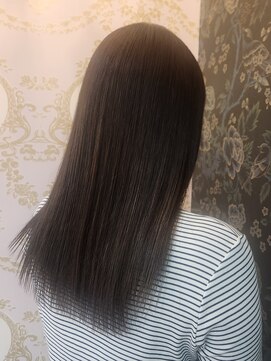 レヴェヘア rever hair 透明感たっぷりストレートヘア
