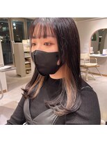 ムーム(Momb)&nbsp;ロングヘアとインナーカラー