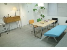 レガシー(Legacy.)の雰囲気（店内ディスプレイの家具は全てヴィンテージで揃えてあります！）