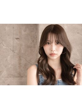 表情をさらに引き立てる、肌色・季節・雰囲気・トレンドなど見極めた、オリジナルカラーがAshで見つかる！