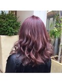 ピンクアッシュの巻き髪ミディアム