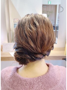 ララルーモ スタジオ(LaLarOomo STUDIO) 【JR新宿東口3分西武新宿駅直結】ゆるふわサイドアップ