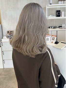 プラス ファースト ヘア(Plus 1st) ホワイトミルクティー×ウェーブ巻き