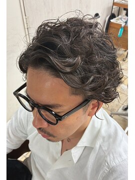 ジジ 代々木(Gigi) センターパートウルフカットサーフカールスパイラルパーマゆるめ