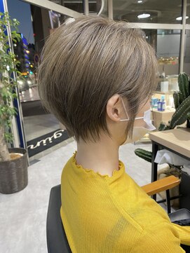 ジーニー 横浜(giinii) giinii_渋谷良太_小顔_ハイトーン_クールショート_グレージュ