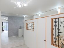 リリ(Rily)の雰囲気（白とグレーのシンプルで柔らかい雰囲気のお店です♪）