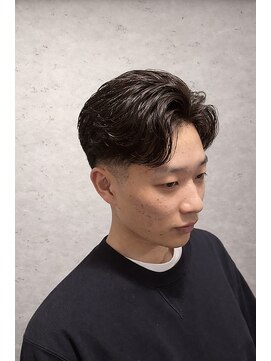 ワンワンオー バーバーショップ 長浜店(@110 BARBER SHOP) ニュアンスで魅せる、大人のセンターパート・フェード