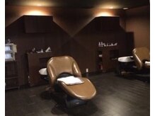 マリブ ヘアリゾート みどり店(malibu hair resort)の雰囲気（照明を落とした別空間のシャンプースペースで癒しのひと時を♪）