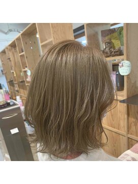 エモーション emotion hair ハイトーンベージュ外ハネボブ