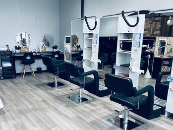 リリィ 岩見沢店(LiLy)の写真/【オーガニックカラー専門店♪駐車場あり＊】商業施設内にお店があるから、帰りにお買い物も楽しめる◎