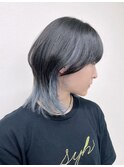インナーカラーにペールブルー×ウルフカット