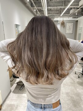 アヴァンス 京橋店(AVANCE) 根本は暗めにして立体感のあるシャドルーツバレイヤージュ